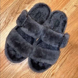 🔥SALE🔥Gray fuzzy ugh fuzz yeahs size 8.